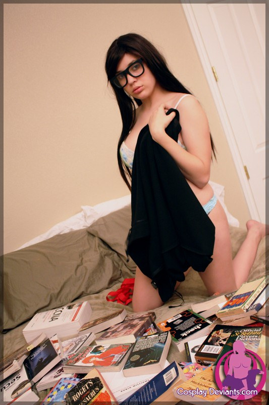 Ivy - Bookworm shows free gallery picture 47-bookworm-046